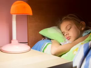 Só dorme com luz acesa? Veja dicas para não prejudicar seu sono