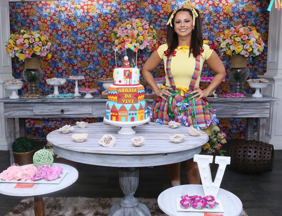 Com decoração colorida, arraiá organizado por fãs de Viviane Araújo teve bolo, docinhos, drinks e muita diversão - Anderson Borde/Ag.News