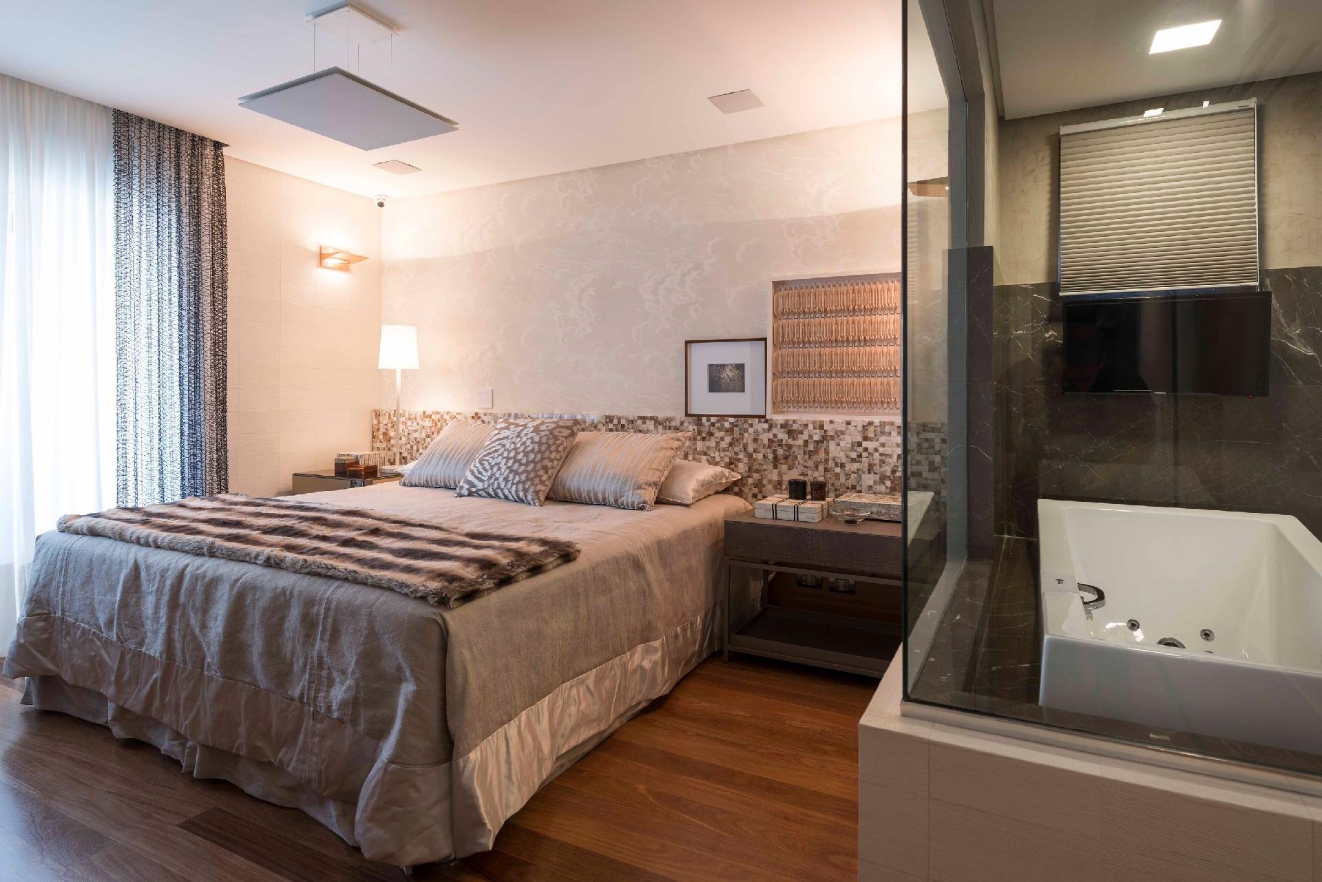 Integrado ao banheiro, o quarto reformado pela arquiteta Denise Barretto é muito versátil. Enquanto a arandela, na parede onde está a cortina, fica direcionada ao teto e produz uma iluminação indireta, os pendentes oferecem um clima mais intimista e o abajur é perfeito para os momentos de leitura - Rômulo Fialdini/Divulgação