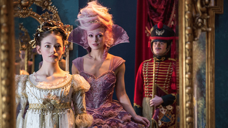 Mackenzie Foy e Keira Knightley em cena de "O Quebra-Nozes e os Quatro Reinos" - Reprodução - Reprodução