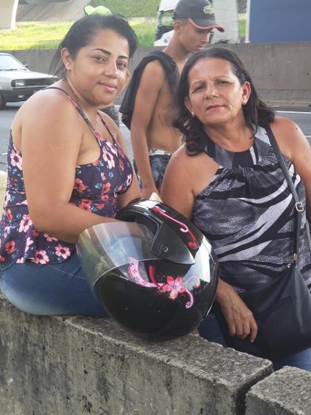 Judene Pereira Leão e Beatriz Silva, moradoras da região, foram ao local do acidente com helicóptero que matou Ricardo Boechat - Gilvan Marques / UOL - Gilvan Marques / UOL