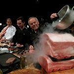 Chef Wolfgang Pucks joga nitrogênio líquido na carne de wagyu - Mario Anzuoni/Reuters