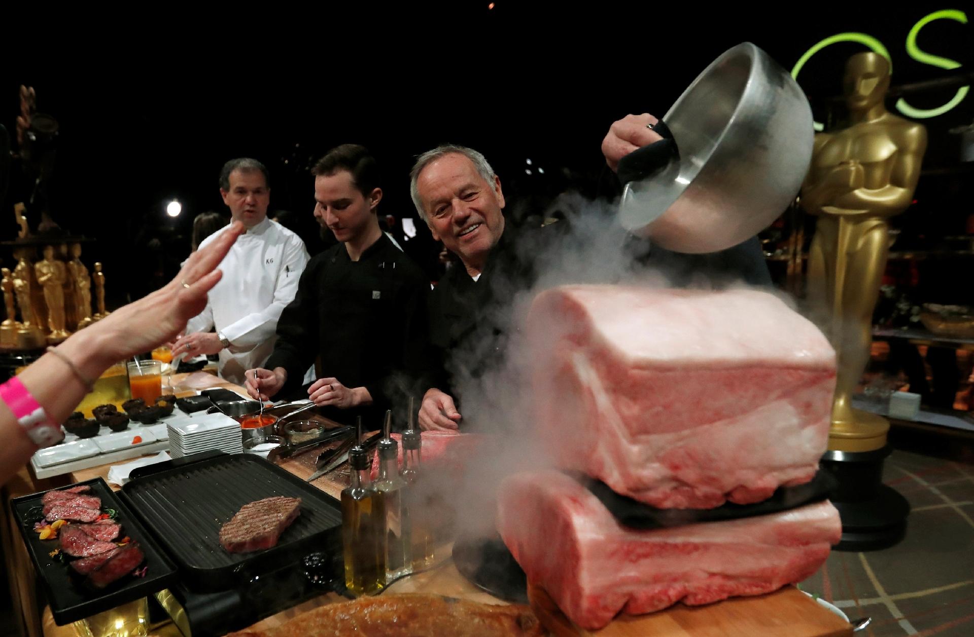 Chef Wolfgang Pucks joga nitrogênio líquido na carne de wagyu - Mario Anzuoni/Reuters