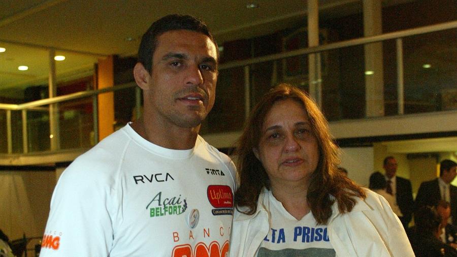 Jovita com o filho, Vitor Belfort: "Fui jogada num poço e estou descendo nele há 15 anos, sem chegar ao fim" - André Vicente/Folha Imagem