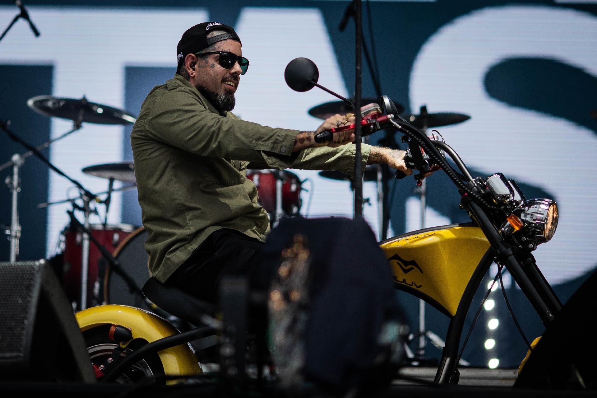 Tico Santa Cruz chega de moto ao palco Sunset - EDUARDO ANIZELLI/FOLHAPRESS