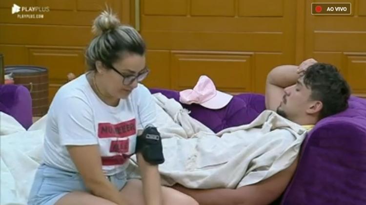 Thayse e Lucas conversam no sofá da sede - Reprodução/Playplus - Reprodução/Playplus