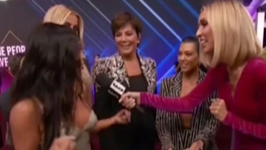 Momento em que Kim Kardashian interrompe Kourtney, sua irmã, em entrevista no People"s Choice Awards - Reprodução