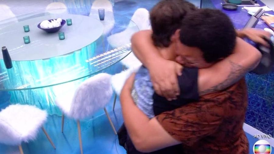 Babu e Pror se abraçam na cozinha - Reprodução/TV Globo