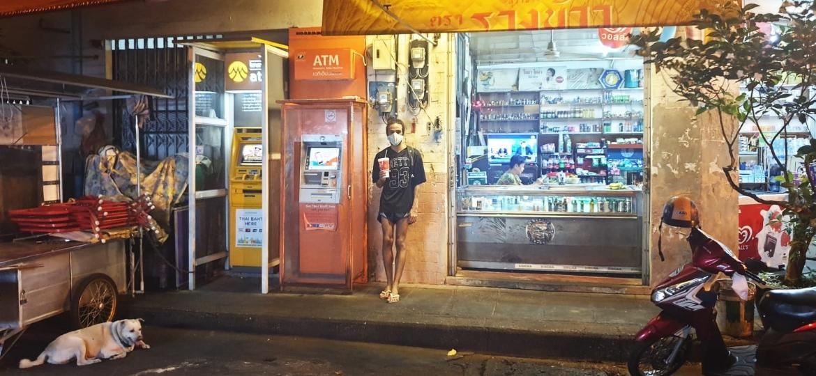Adriano Leal, na Tailândia, divide quarto de hostel com mais sete pessoas enquanto aguarda o repatriamento - Arquivo pessoal