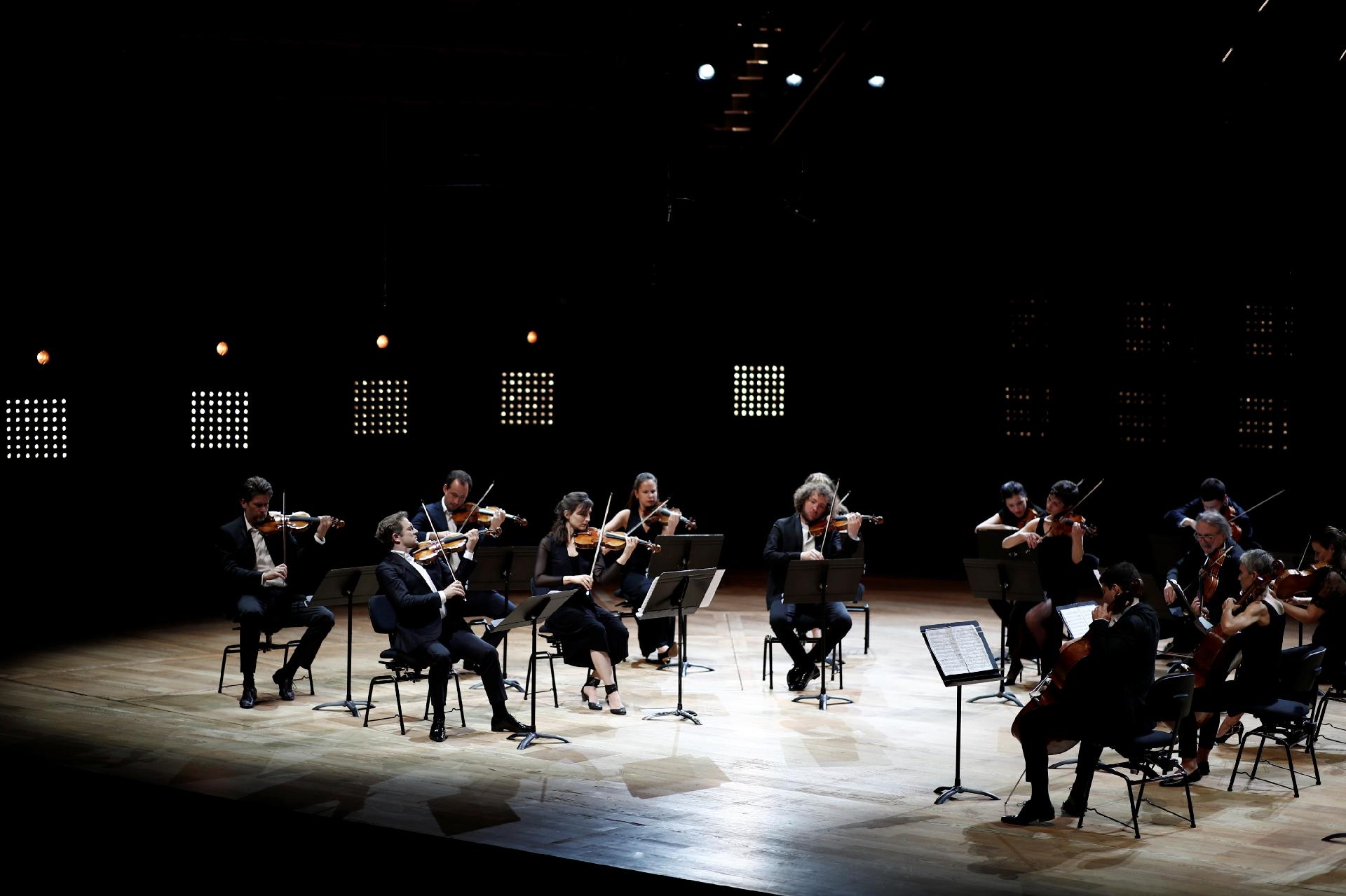 Violinista Renaud Capuçon e sua orquestra de cordas de 23 pessoas executam a peça "Metamorphosen", do compositor alemão Richard Strauss, em sala vazia em Paris  - BENOIT TESSIER/Reuters