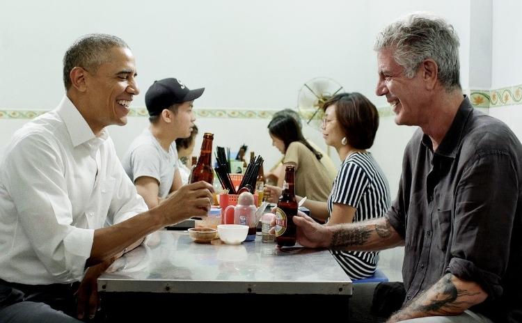 Barack Obama e Anthony Bourdain tomando uma cerveja em Hanói, no Vietnã