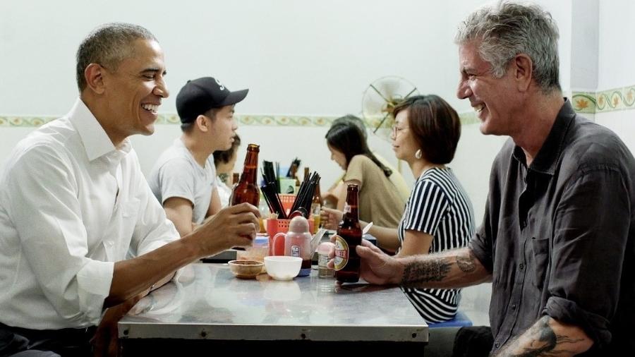 O então presidente Barack Obama toma uma cerveja com Anthony Bourdain, em Hanói, no Vietnã, em 2016 - Divulgação / CNN Brasil