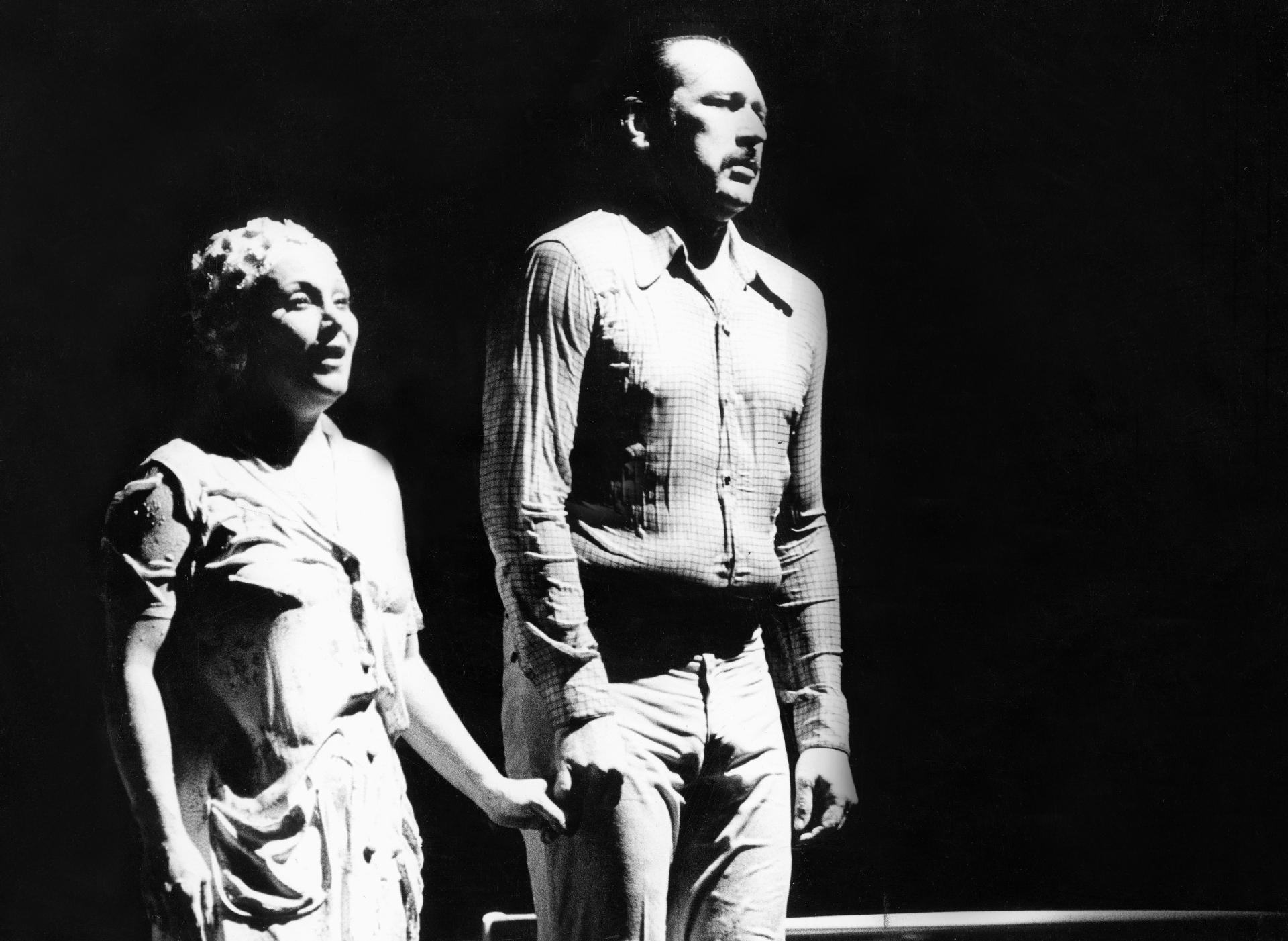 Nicette Bruno e Paulo Goulart durante apresentação da peça 'O prisioneiro da 2ª Avenida', em 1974 - KENJI HONDA/Estadão Conteúdo