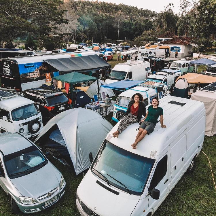 Casal em cima do motorhome em estacionamento de carros - Arquivo Pessoal - Arquivo Pessoal