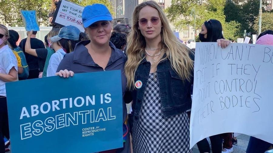 A comediante Amy Schumer posa com a atriz Jennifer Lawrence em protesto pró-aborto - Reprodução Instagram