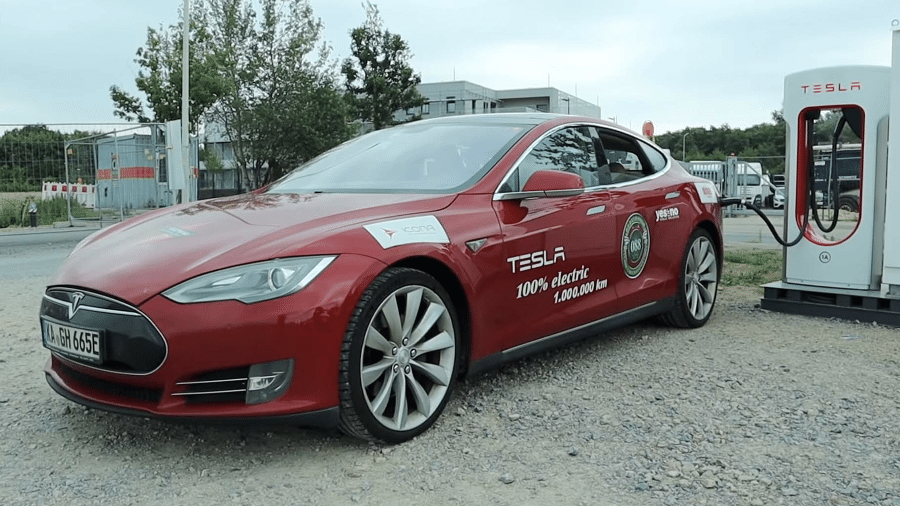 Carros da Tesla foram hackeados em 13 países por jovem hacker que buscava notoriedade - Reprodução