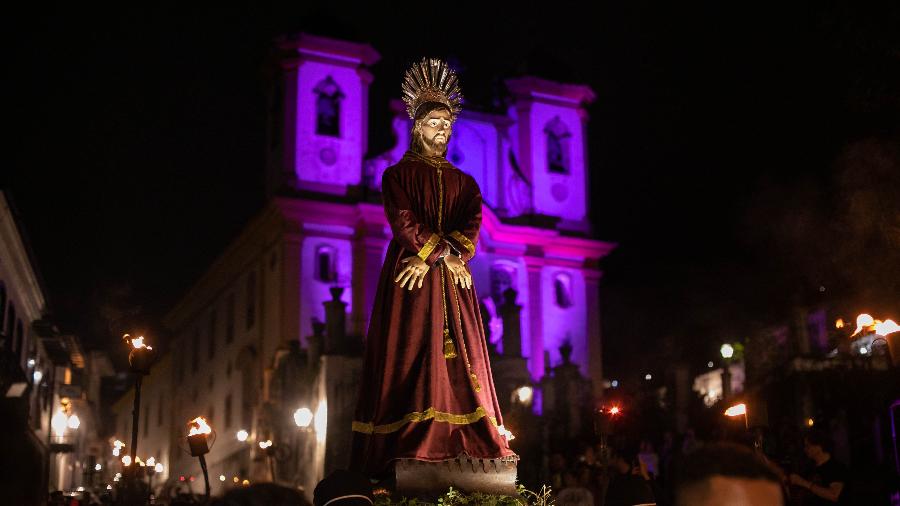 A cidade de Ouro Preto retoma celebrações presenciais da Semana Santa com a Procissão do Fogaréu - Ana Souz