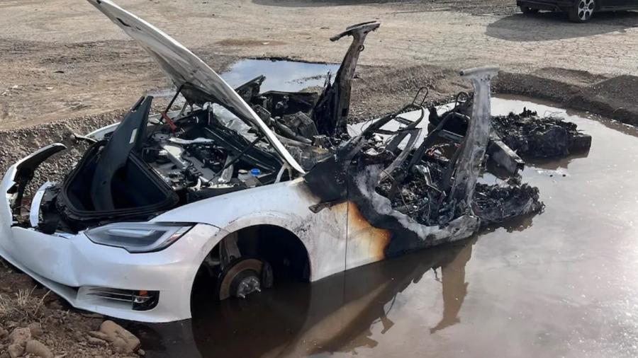 Tesla é consumidos pelas chamas após fogo em pátio - Reprodução