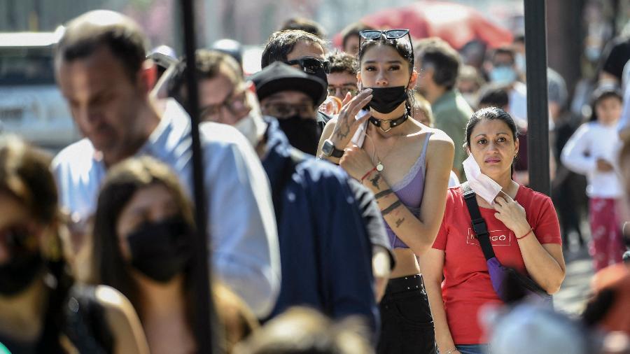 Fila de votação no Chile: em nova Carta, o aborto voluntário pode virar direito constiticional - MARTIN BERNETTI/AFP