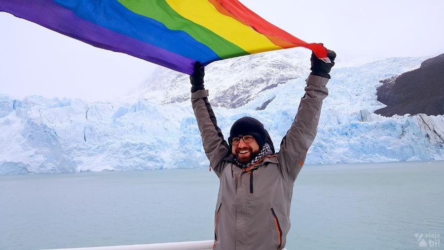 Divando em El Calafate com a bandeira LGBTQIA+ - Rafael Leick