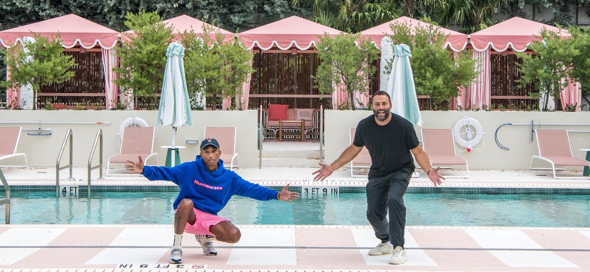 Pharrell Williams e o sócio, Dave Grutman, na piscina do The Goodtime Hotel, em Miami - Divulgação