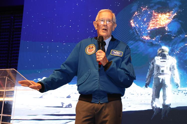 Os astronauta aposetando Chalres Duke durante abertura do parque em Canela (RS) - Richard Santos - Richard Santos