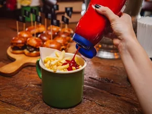 Governo britânico restringirá propaganda de fast-food para combater obesidade infantil