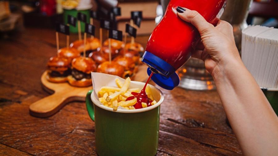 Ketchup, batata frita, fast-food, má alimentação - iStock