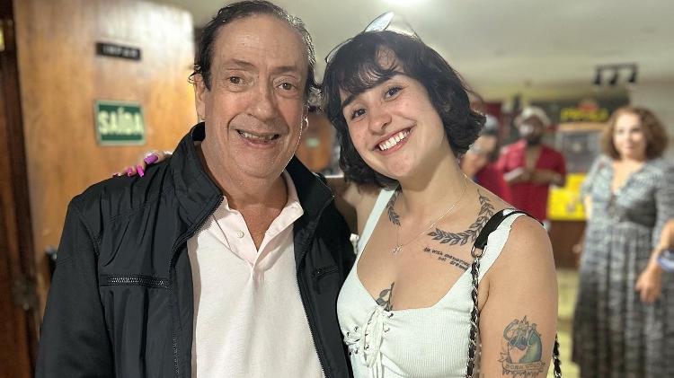 Martina posa com o ator Marcos Oliveira, o Beiçola "original", personagem do seriado "A Grande Família" (TV Globo)