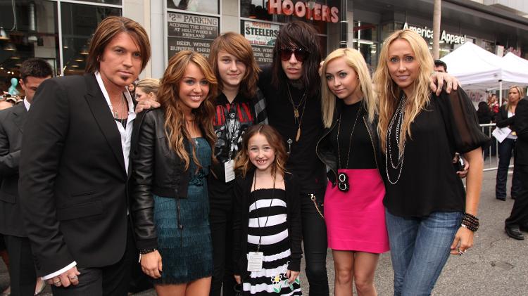 A família Cyrus (Billy Ray, Miley, Noah, Braison, Trace, Brandi e Tish), na estreia de "Hannah Montana: o Filme", em 2009