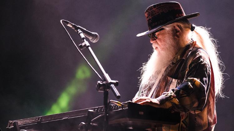 Hermeto Pascoal, cuja obra ganha biografia, em show no festival Primavera Sound, em 2022, em São Paulo