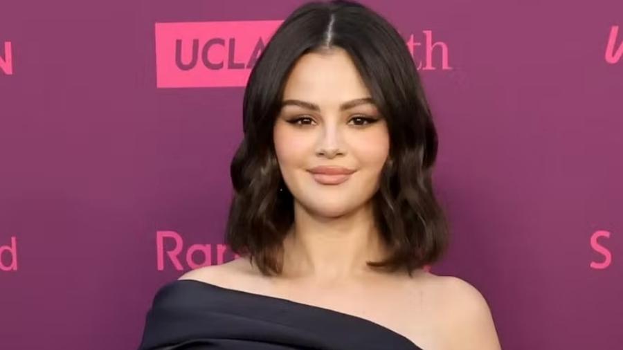 Selena Gomez se confunde em discurso e cita Diddy