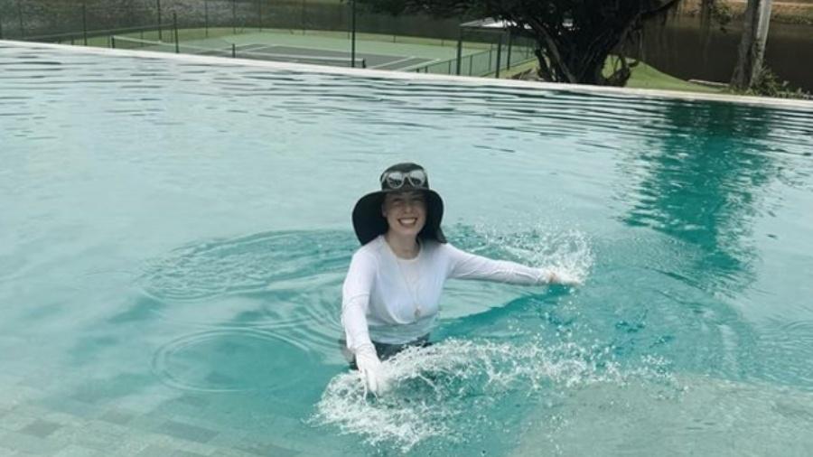 Influencer Fabiana Justus compartilha momento de lazer na piscina