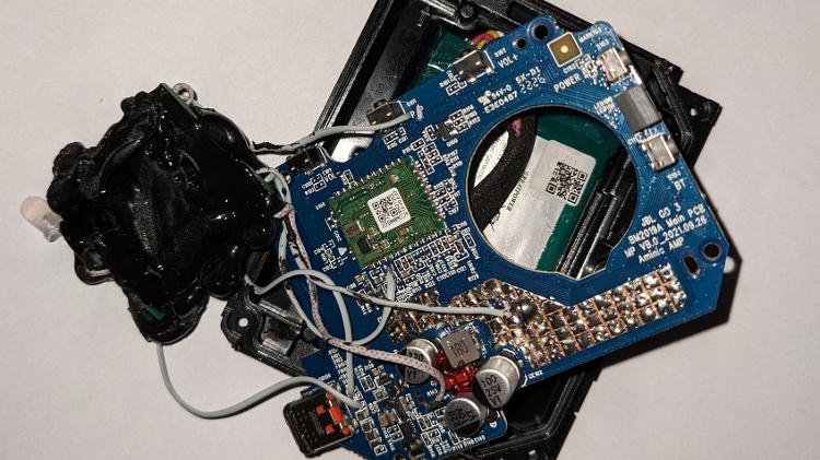 Dentro, havia um chip simples, mas que executava um código sofisticado para acessar as comunicações do veículo Dentro, havia um chip simples, mas que executava um código sofisticado para acessar as comunicações do veículo