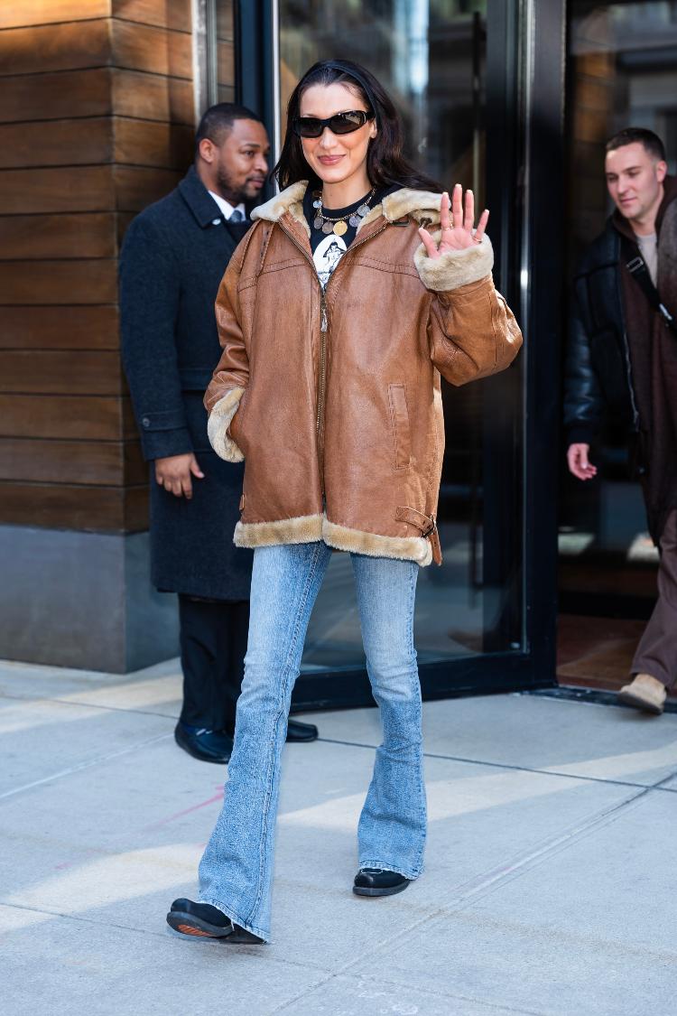 Bella Hadid com calça jeans flare Bella Hadid com calça jeans flare