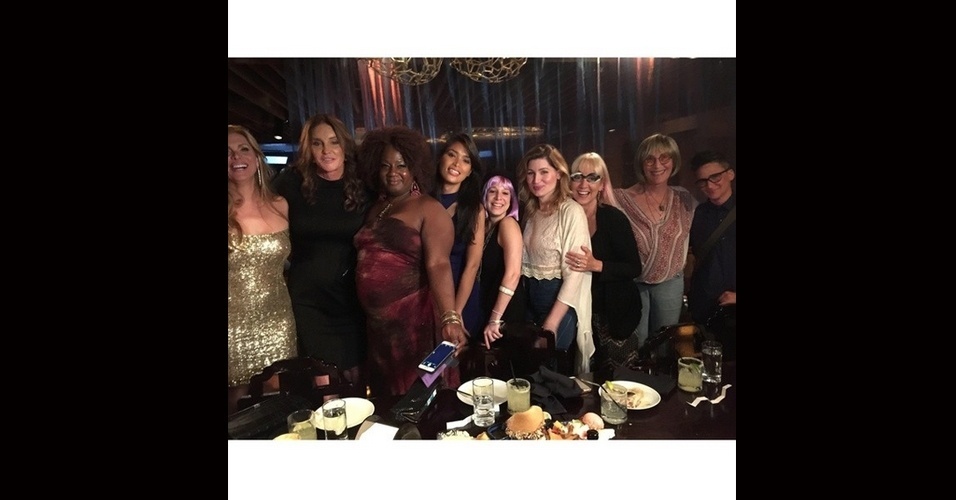 29.jun.2015 - Caitlyn Jenner se reuniu com algumas transexuais e mostrou o resultado do encontro nesta segunda-feira, no Instagram. "Que jantar divertido em Nova York com esse grupo poderoso de mulheres transexuais. Elas são lindas!", escreveu na legenda da imagem