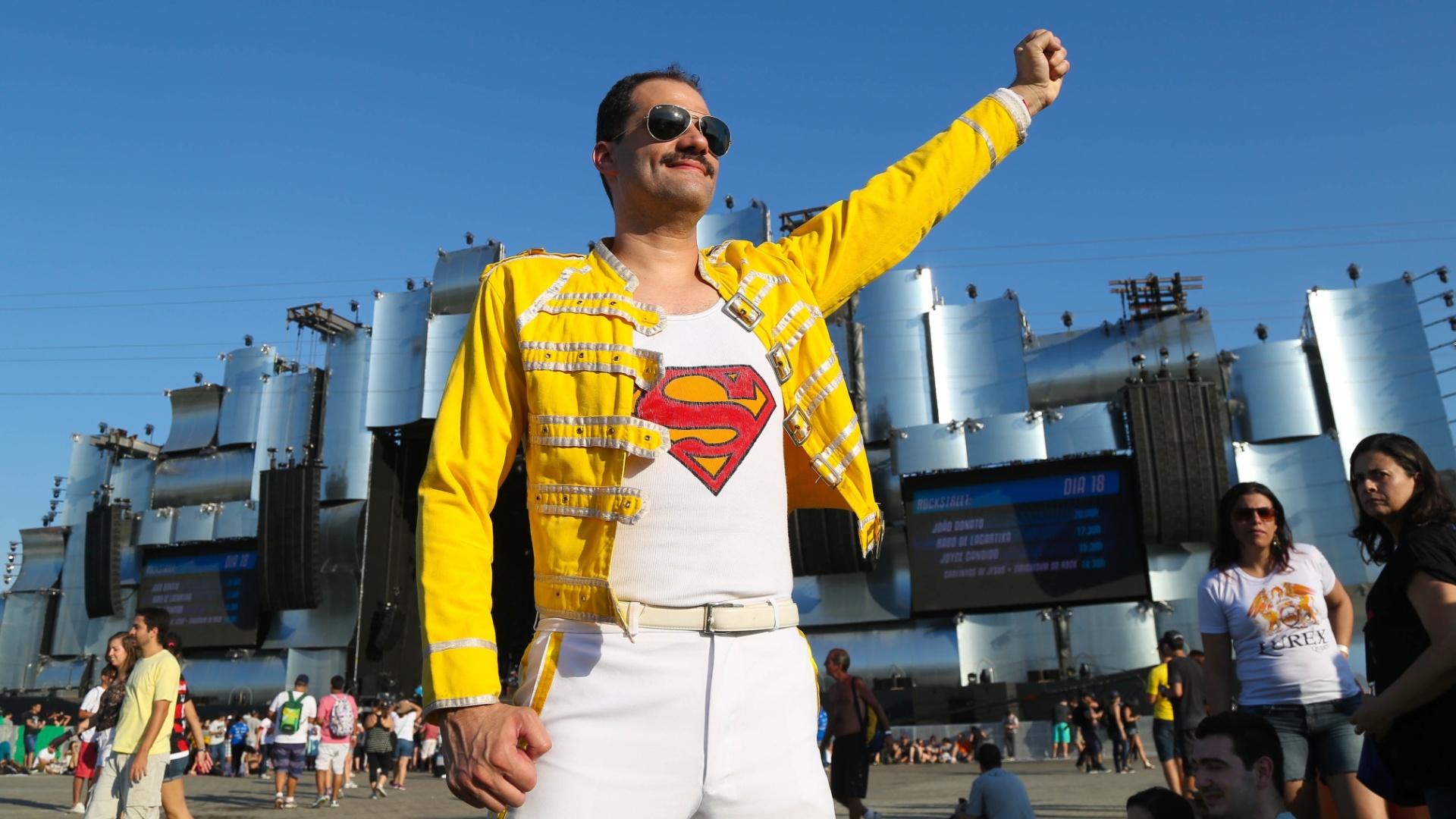 18.set.2015 - Sósia de Freddie Mercury exibe "bigodón" no primeiro dia de Rock in Rio. Com Adam Lambert no vocal, a banda inglesa se apresenta a partir da meia-noite desta sexta (18) - Marco Antônio Teixeira/UOL