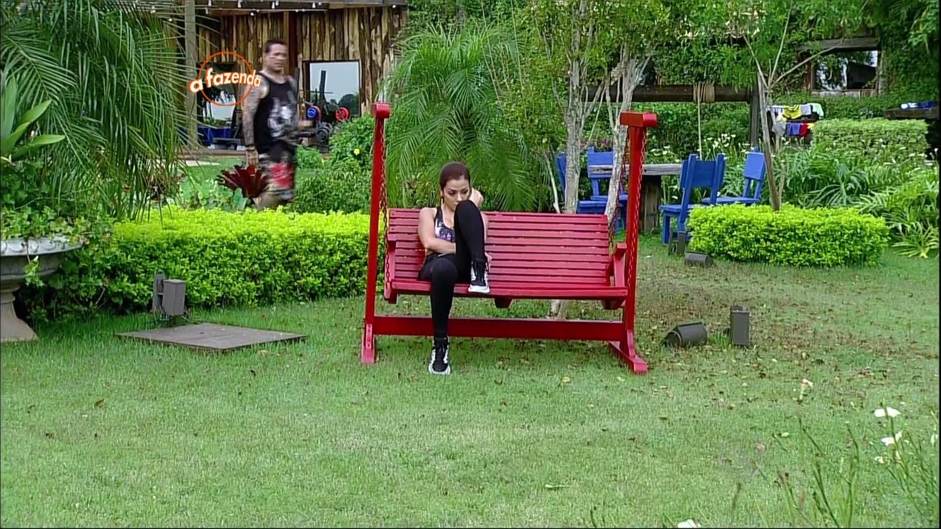 02.out.2015 - Li Martins chora após se desentender com Veridiana Freitas. "Se eu for fazendeira, vou botar todas essas patricinhas pra trabalhar", diz para Edu K - Reprodução/Record