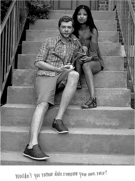Namorar uma pessoa de outra raça não deveria ser um tabu, mas, em pleno século 21, casais interraciais escutam insultos e são alvo de preconceito. Pensando nisso, a fotógrafa americana Donna Pinckley criou uma série fotográfica para mostrar o amor e revelar qual foi o comentário mais horrível que cada casal já ouviu. "Você não prefere namorar alguém da sua própria raça?", escutou o par que aparece na imagem - Reprodução/Donna Pinckley