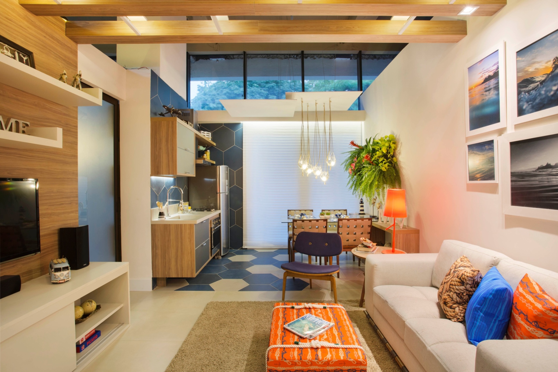 Cristina Miccolis e Mariana Klem tiveram uma ideia simples, barata e bonita para criar a luminária sobre a mesa de jantar (ao fundo). A dupla utilizou cordas trançadas para suspender potes de vidro que acolhem as lâmpadas LED. O resultado fez jus à proposta do Estúdio do Velejador na Morar Mais por Menos RJ (www.morarmais.com.br), que fica em cartaz até 2 de novembro de 2015 - MCA Estúdio/ Divulgação