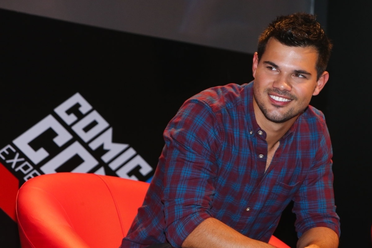 6.dez.2015 - O atore Taylor Lautner participa do painel da comédia "The Ridiculous 6" na Comic Con Experience - Manuela Scarpa/Brazil News