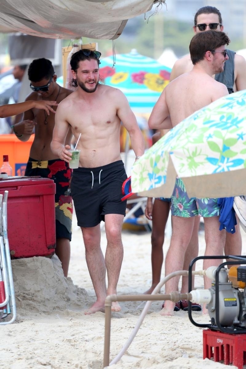 1º.jan.2016 - O ator Kit Harington, conhecido pelo personagem Jon Snow da série "Game of Thrones", se refrescou com uma caipirinha durante passeio na praia de Copacabana, no Rio. O ator está de férias no Brasil - AgNews