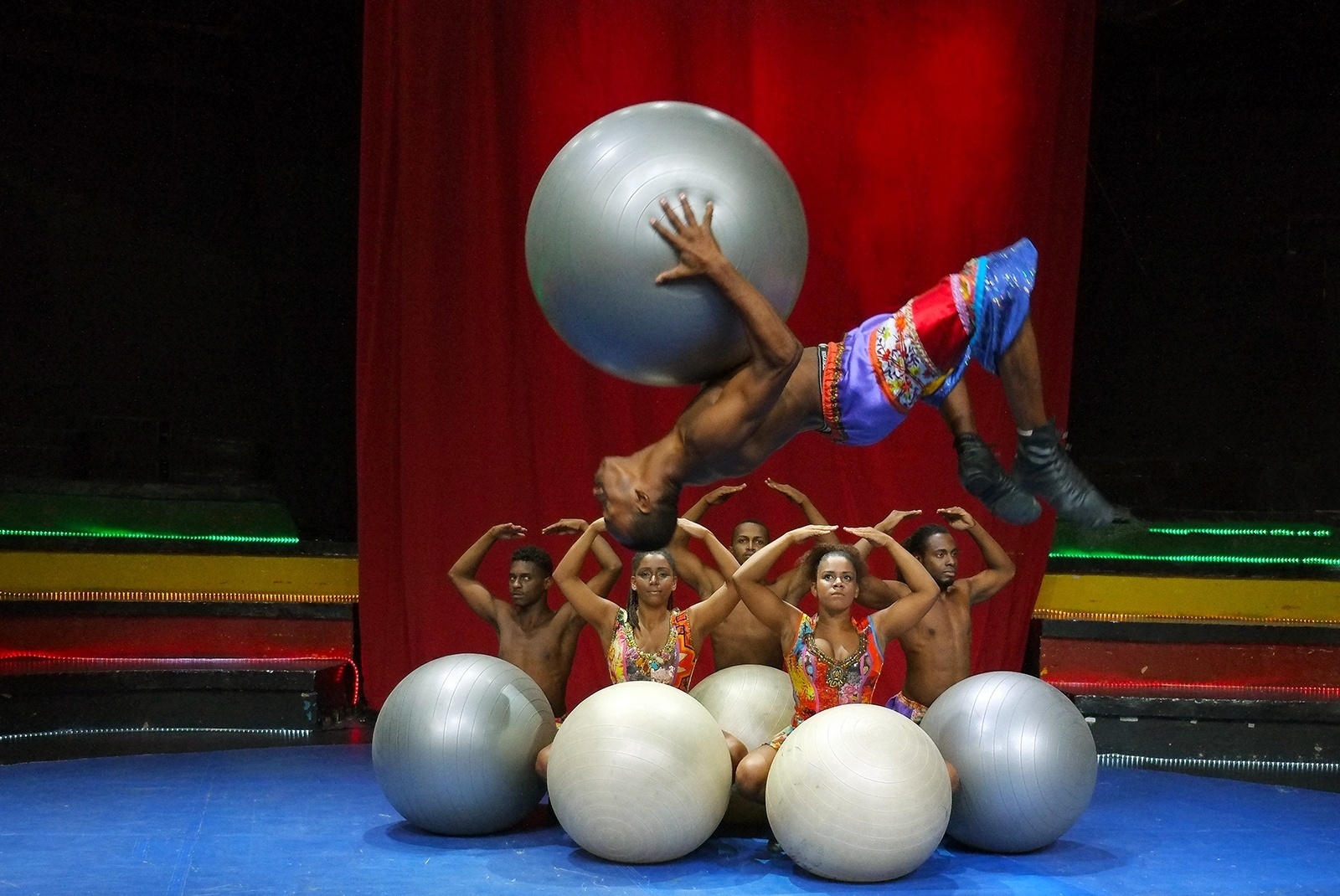 Companhia circense do AfroReggae, Afro Circo apresenta espetáculo "Gênesis, o Mix da Criação" no Rio - Guga Melgar