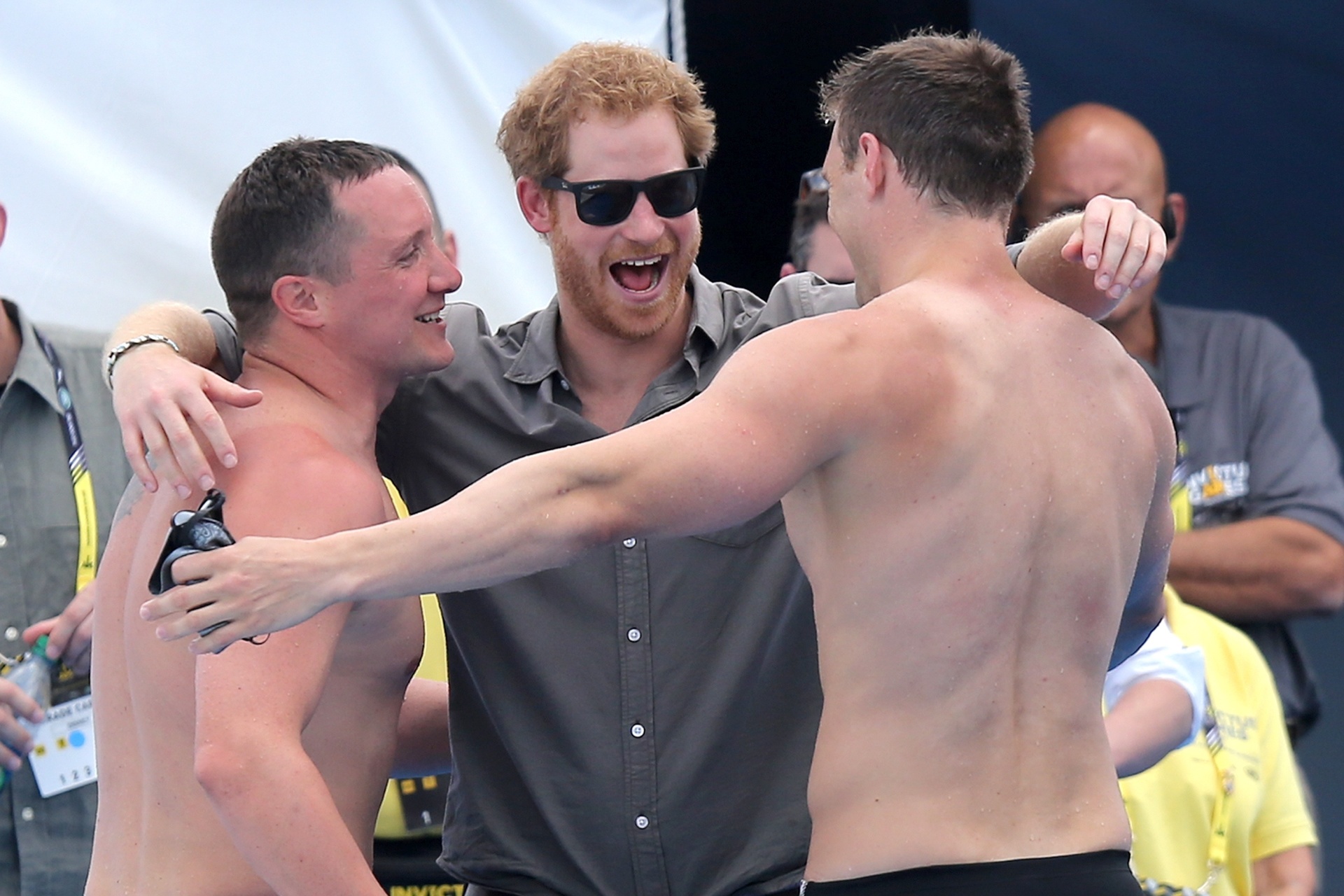 11.mai.2016 - Príncipe Harry celebra com a equipe de Forças Armadas do Reino Unido, que conquistou a medalha de ouro na natação nos Jogos Invictus - Getty Images