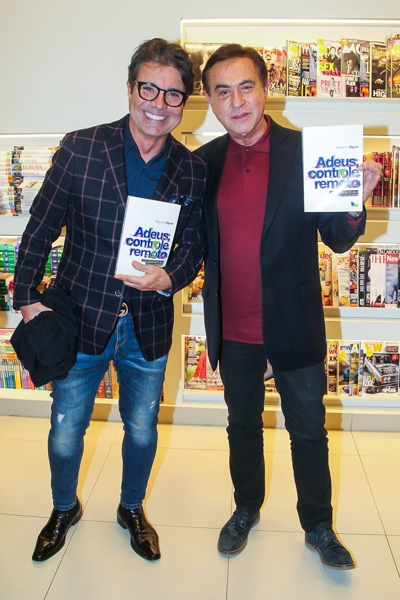 23.mai.2016 - João Kleber e Amaury Jr, no lançamento do novo livro de Maurício Stycer - Manuela Scarpa/Brazil News