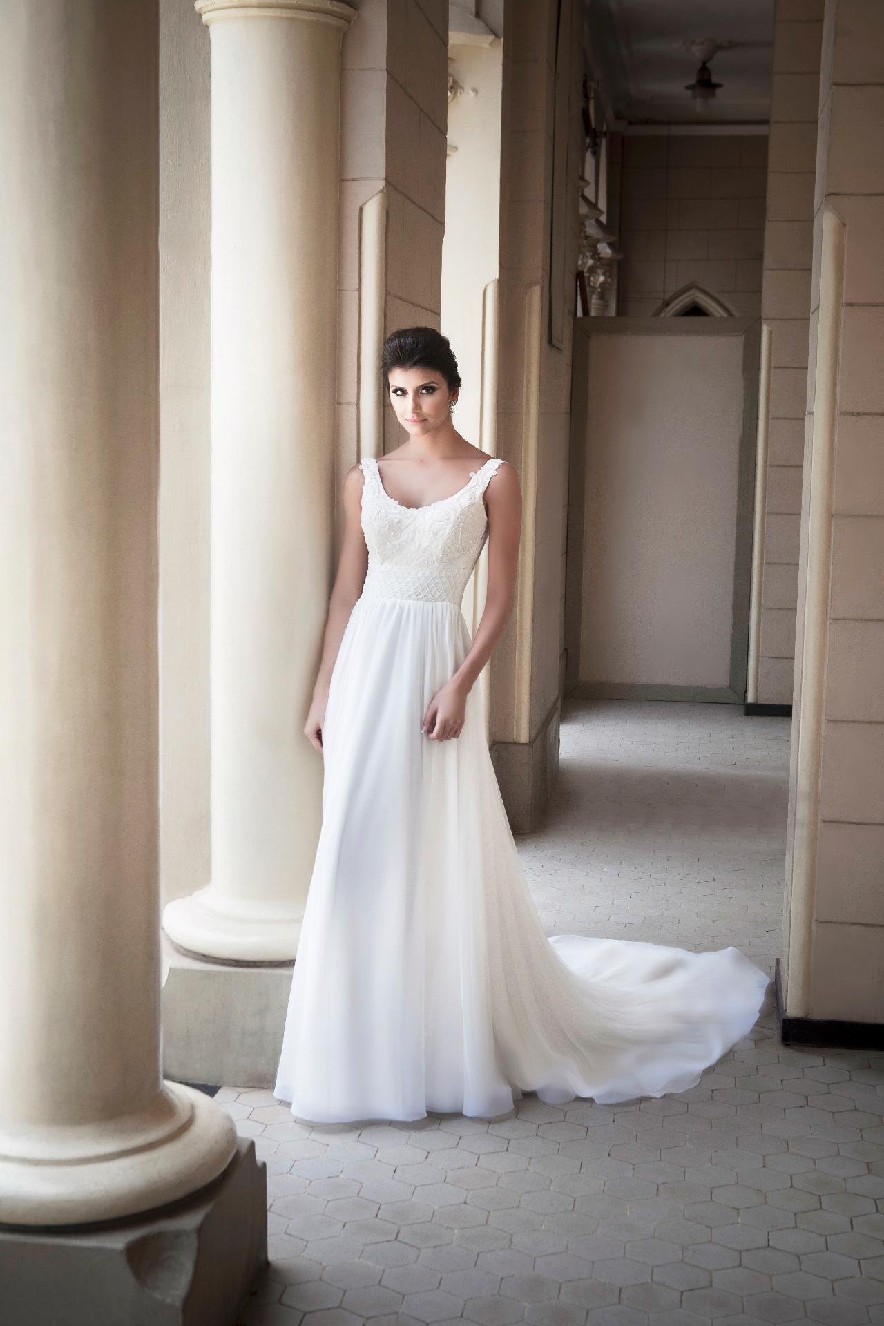 Vestido em tule italiano com aplicação de Richelieu no busto e leve bordado na cintura no formato casinha de abelha, da Danielle Benício para Look At The Bride. Preço: R$ 8.750. Informações: www.lookatthebride.com.br - Divulgação