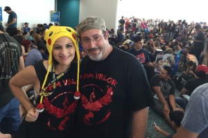 O casal Michael e Kellie Pollack em busca de um Pokémon raro na San Diego Comic-Con - Felipe Branco Cruz/UOL - Felipe Branco Cruz/UOL