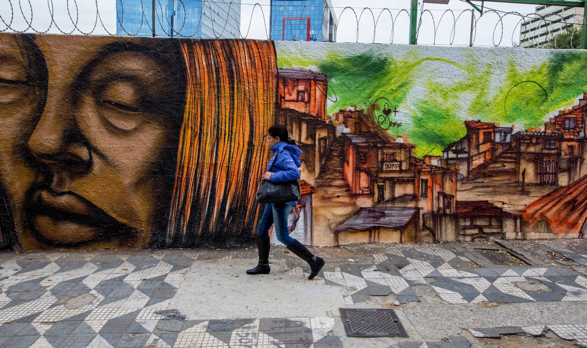9.ago.2016 - Grafite em homenagem aos dez anos da Lei Maria da Penha é inaugurado no centro de São Paulo - Hélvio Romero/Estadão Conteúdo