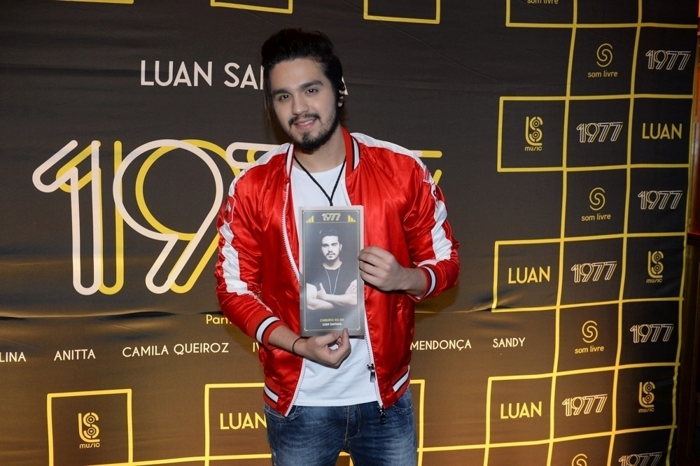 10.ago.2016 - Luan Santana mostra a capa do seu novo DVD, "1977", que homenageia as mulheres e traz músicas em parceria com grandes artistas femininas - Francisco Cepeda/AgNews