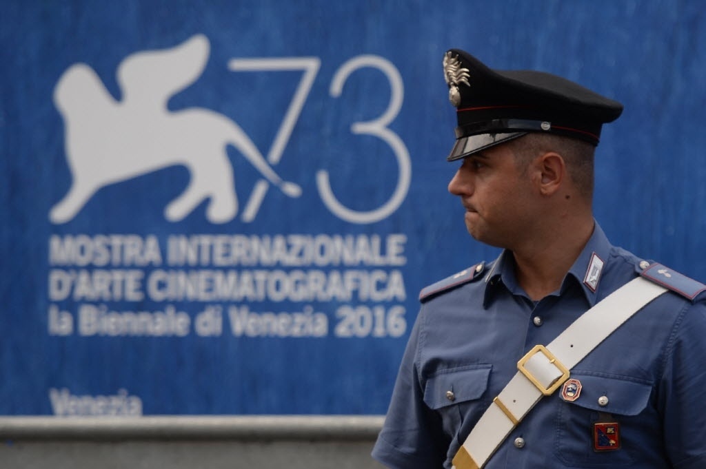 30.ago.2016 - Policial trabalha na abertura do Festival de Veneza, na Itália - Filippo Monteforte/AFP